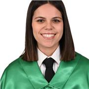 Pedagoga y ayudante a niños/as con sus tareas escolares